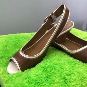 Two tone wedge sandal.